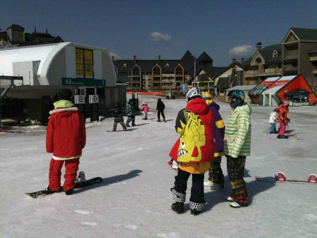 1333181679474.jpg : 3/31 용평 리조트 눈많이 왔죵 ..