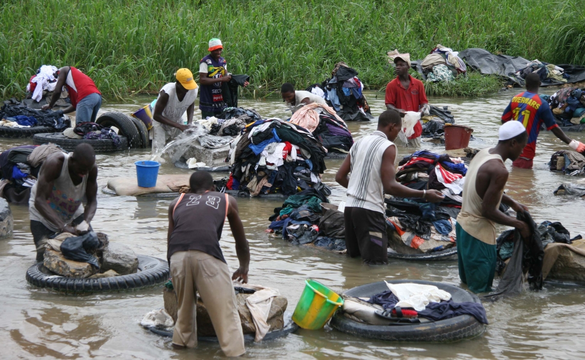 Laundry_in_the_river.jpg