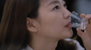 신민아한잔.jpg