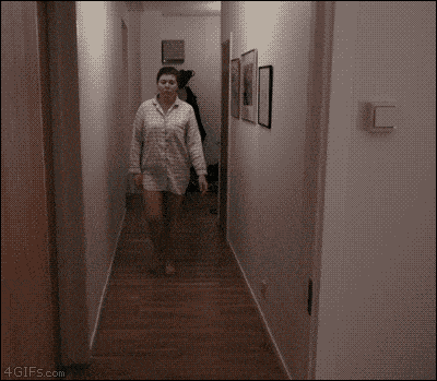 무언가 있는것 같다.gif