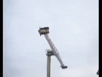 무서운 놀이기구.gif