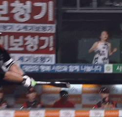 카메라를 발견한 자의 신속한 대응.gif