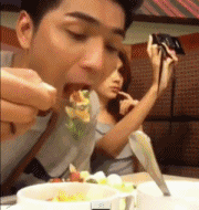여친과 식사..gif