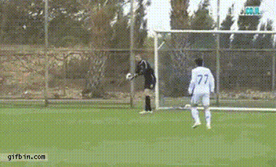 바람 센 날 축구경기.gif